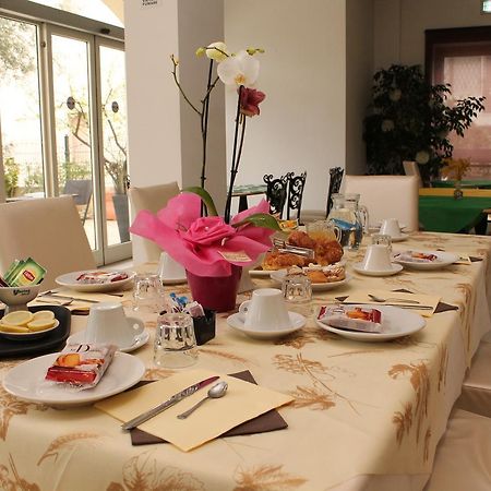 Hotel Eva Alba Adriatica Kültér fotó